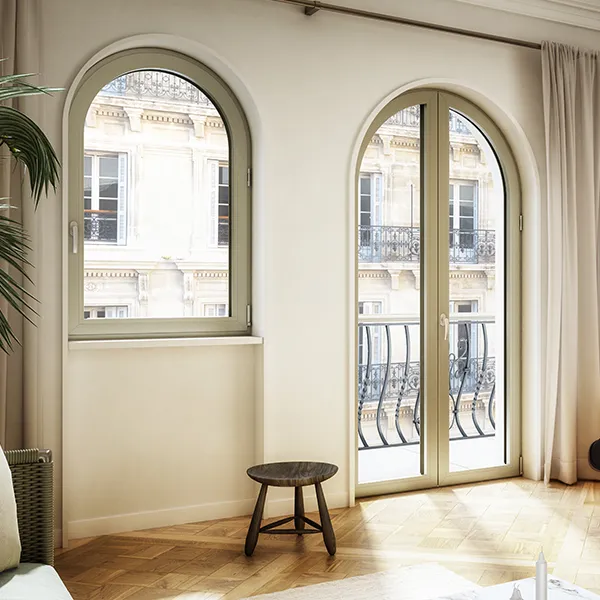 Ambiente luminoso con finestra e portafinestra ad arco Arquati